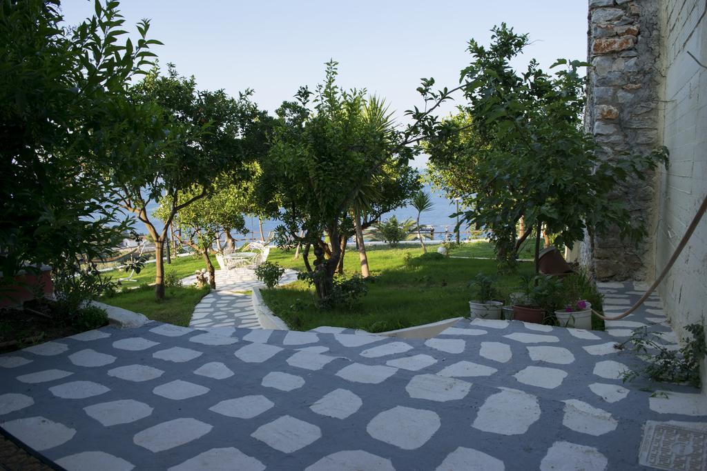 Hotel Milton Mavrovoúnion Екстериор снимка