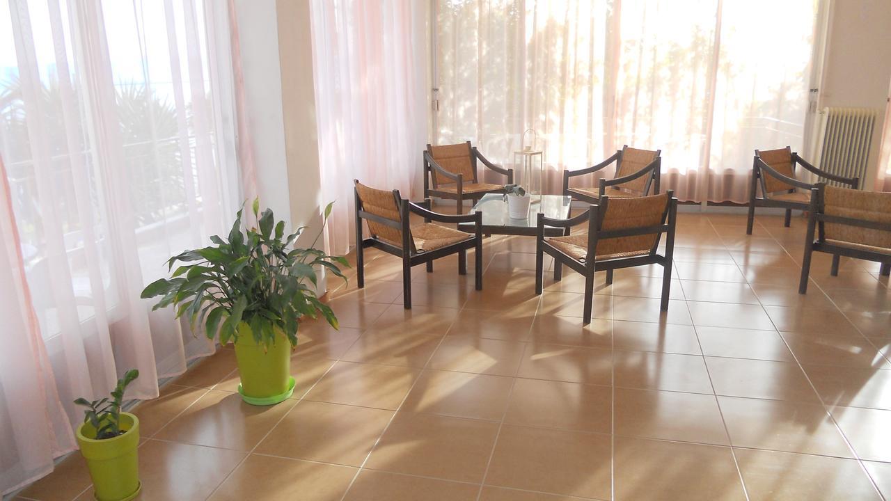 Hotel Milton Mavrovoúnion Екстериор снимка