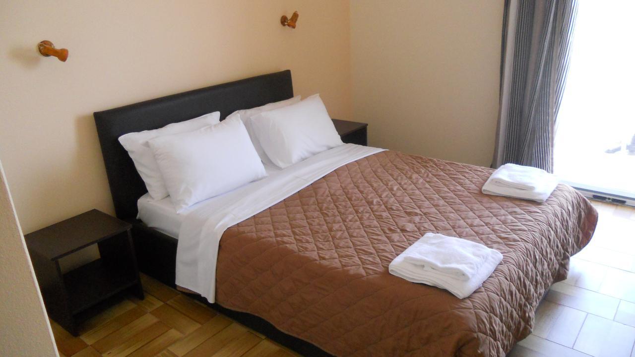 Hotel Milton Mavrovoúnion Екстериор снимка