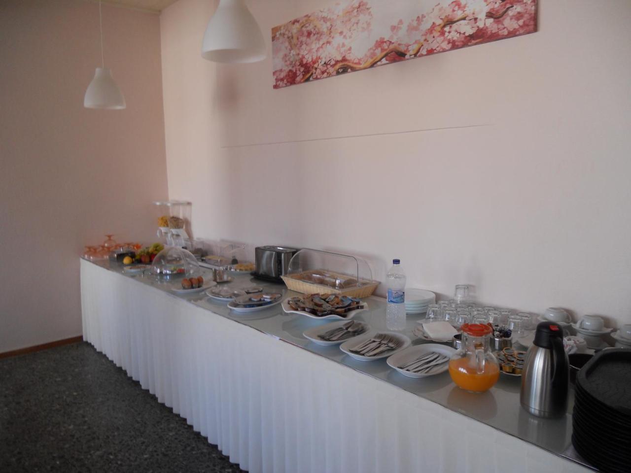 Hotel Milton Mavrovoúnion Екстериор снимка