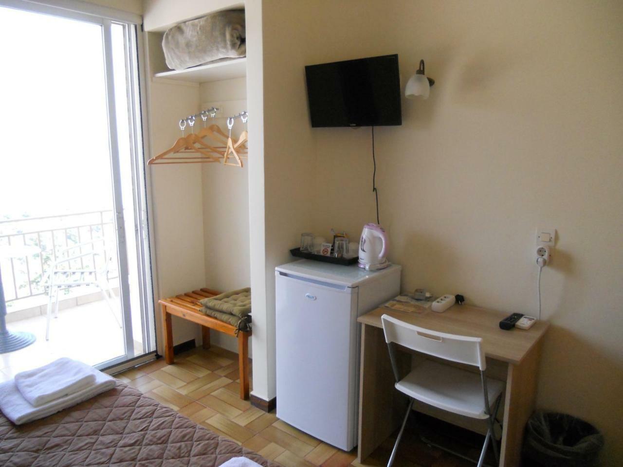 Hotel Milton Mavrovoúnion Екстериор снимка