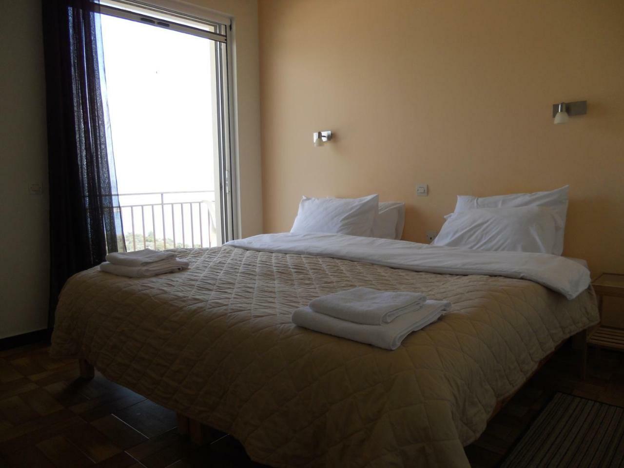 Hotel Milton Mavrovoúnion Екстериор снимка