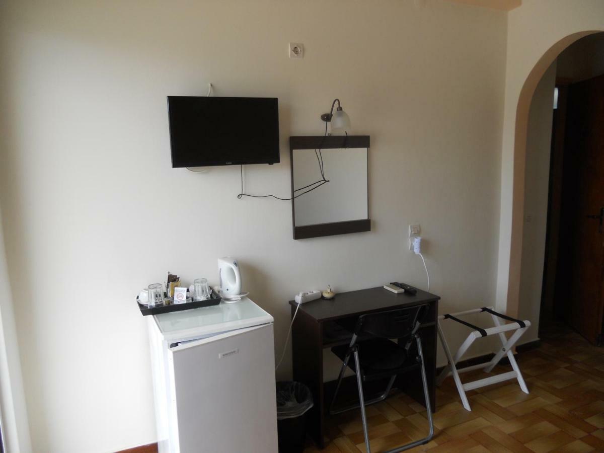 Hotel Milton Mavrovoúnion Екстериор снимка