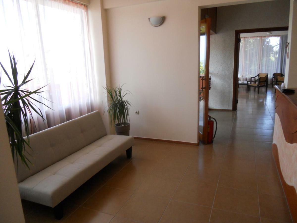 Hotel Milton Mavrovoúnion Екстериор снимка